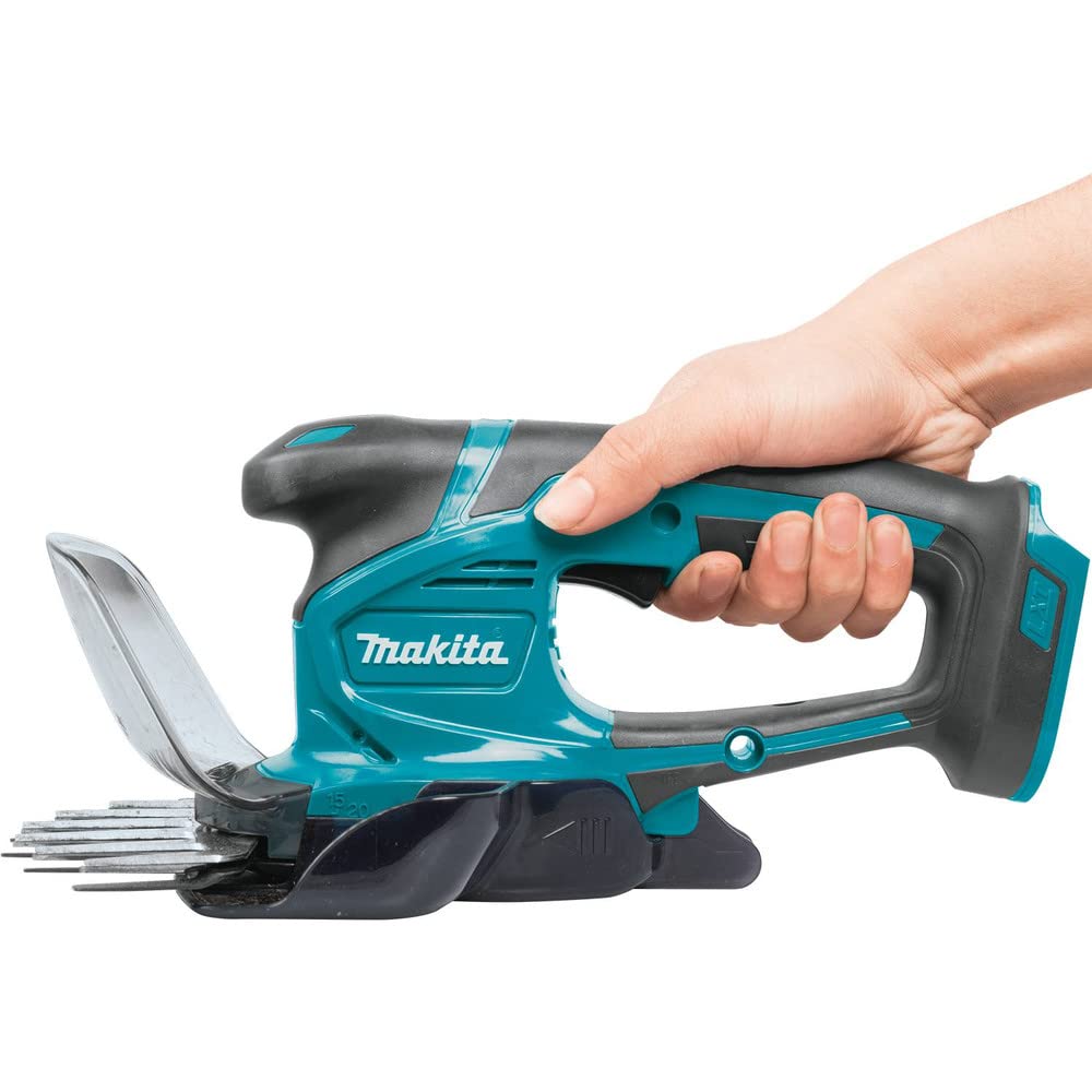 Quick blade change showcases Makita XMU04ZX 2-in-1 versatility.