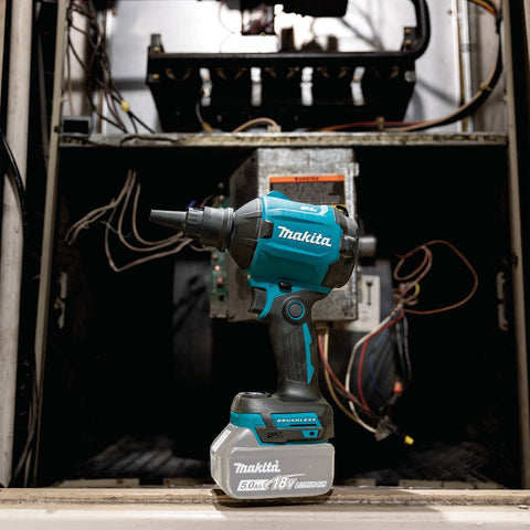 Makita XSA01Z compact 7-inch body designed for tight spaces.