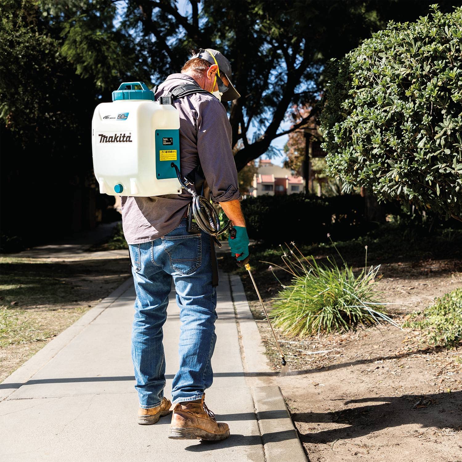 Makita XSU01Z ergonomic shoulder harness improves operator comfort.