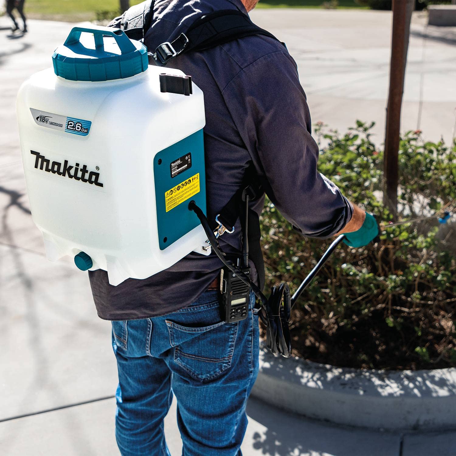 Makita XSU01Z lock-on trigger for continuous spraying.