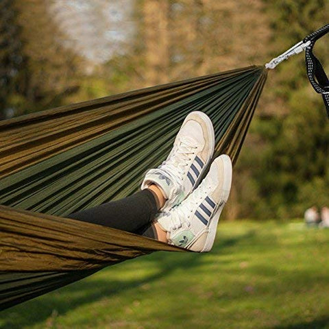 Versatile outdoor use: camping, beach, backyard with MalloMe XL straps.