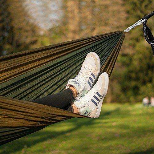 Tree-mounted setup with MalloMe XL straps demonstrating strong 500-lb per strap capacity.