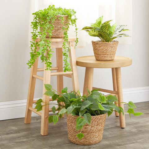 Medium seagrass planter with lining displays real or artificial plants.