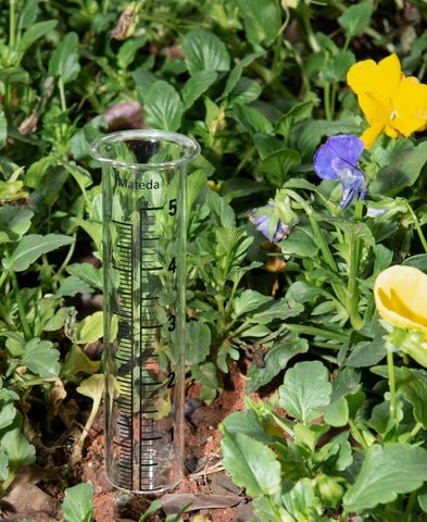 Mateda 5-inch capacity rain gauge enables precise rainfall tracking.