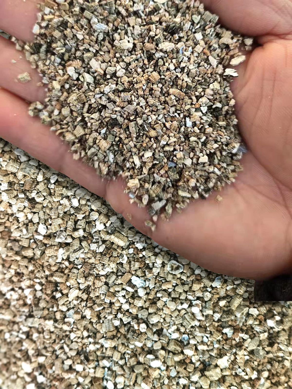 MDPQT vermiculite 30qt bag, showcasing premium horticultural grade for versatile garden use.