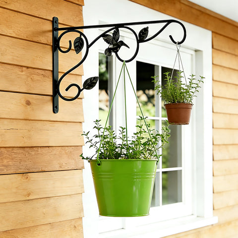 The mekpiwu plant basket hangs securely from the bracket for lush indoor greenery.