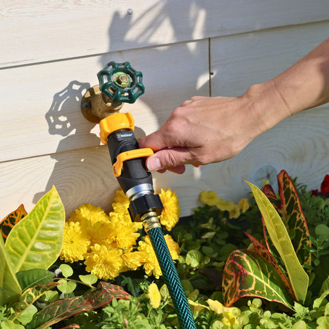 Melnor 65171AMZ valve bundle demonstrates quick-connect capability