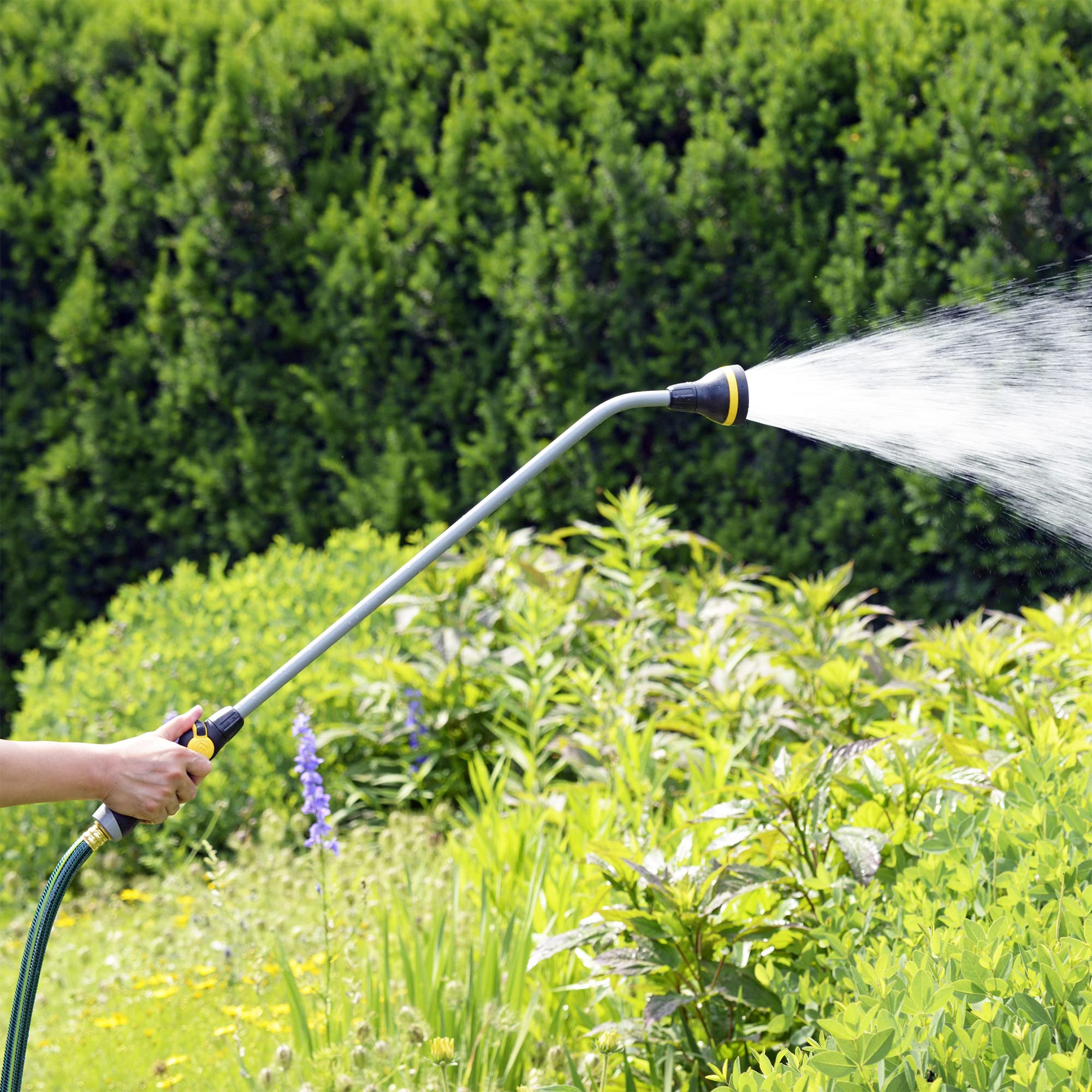 Threaded wand end compatible with standard garden hoses.
