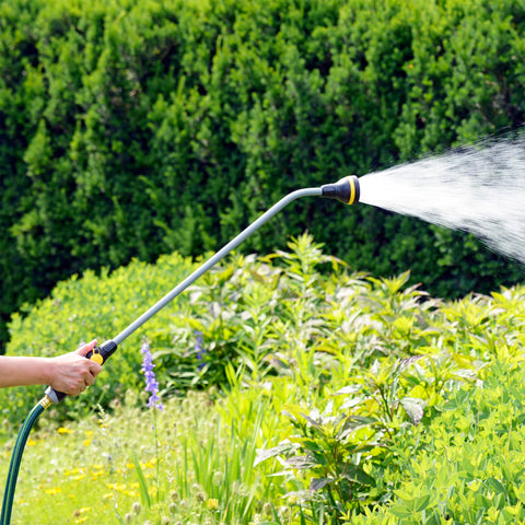Threaded wand end compatible with standard garden hoses.