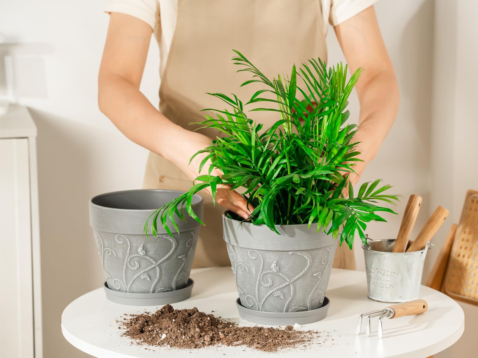 Melphoe anti-slip-texture pot stays steady during watering.