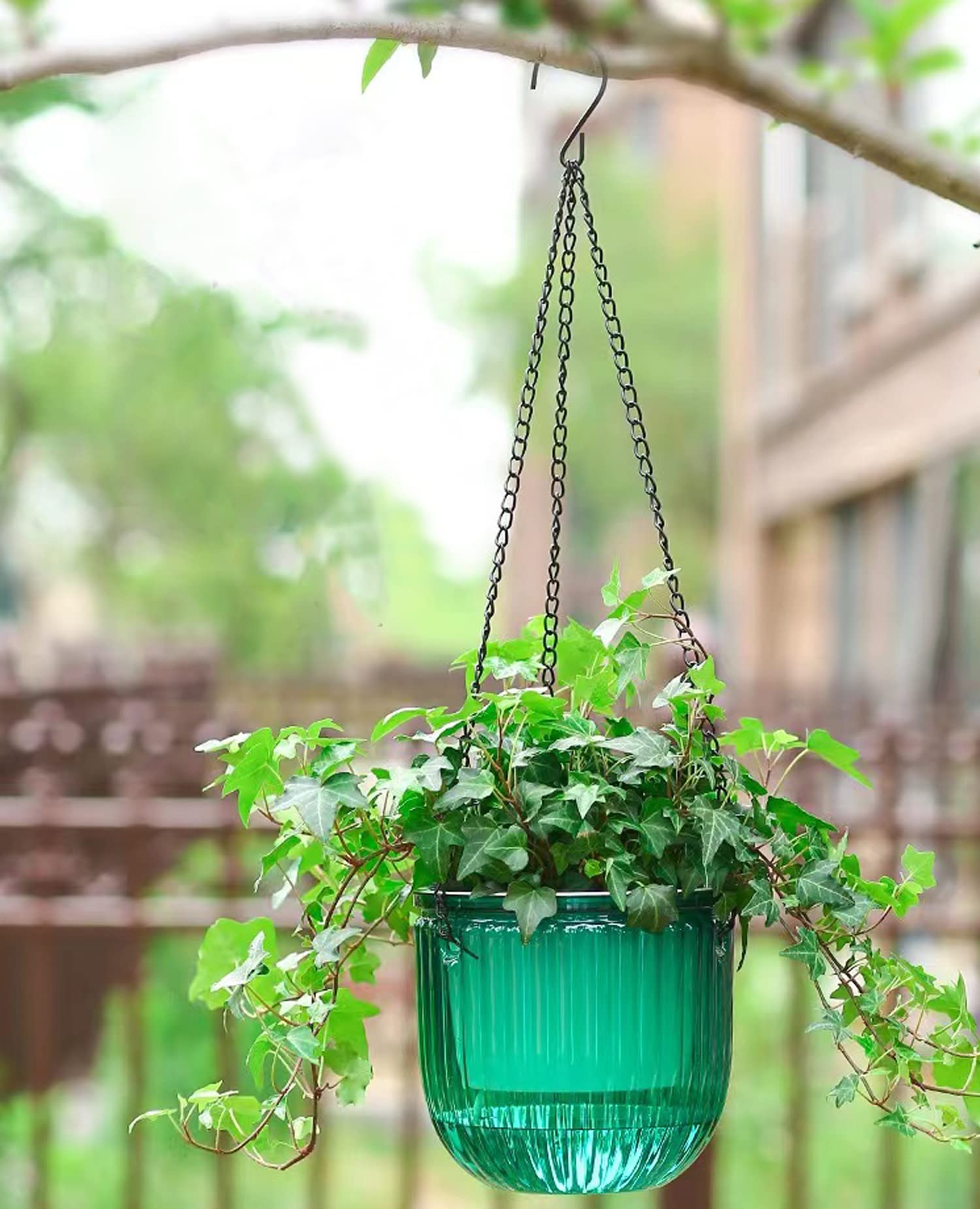 Melphoe plant wick system feeds plants for two weeks or more.