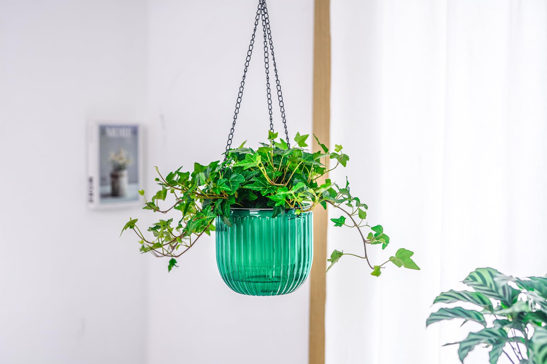 Melphoe lightweight yet sturdy planter basket withstands sun and weather.