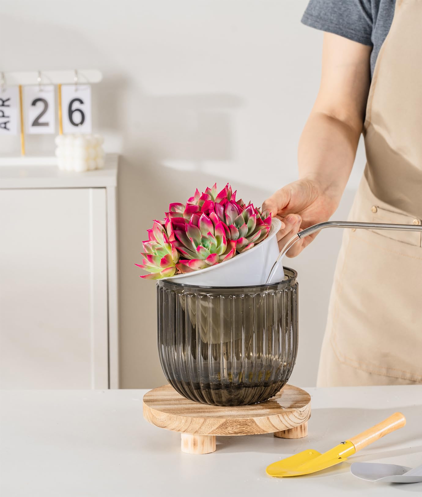 Melphoe self-watering pot drainage holes prevent over-watering while promoting roots airflow.
