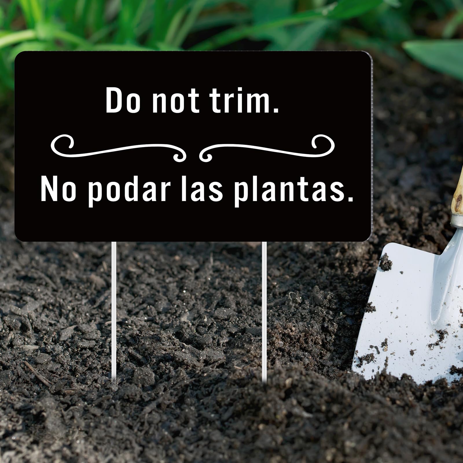 Menkxi garden sign blends with decor while remaining highly visible.