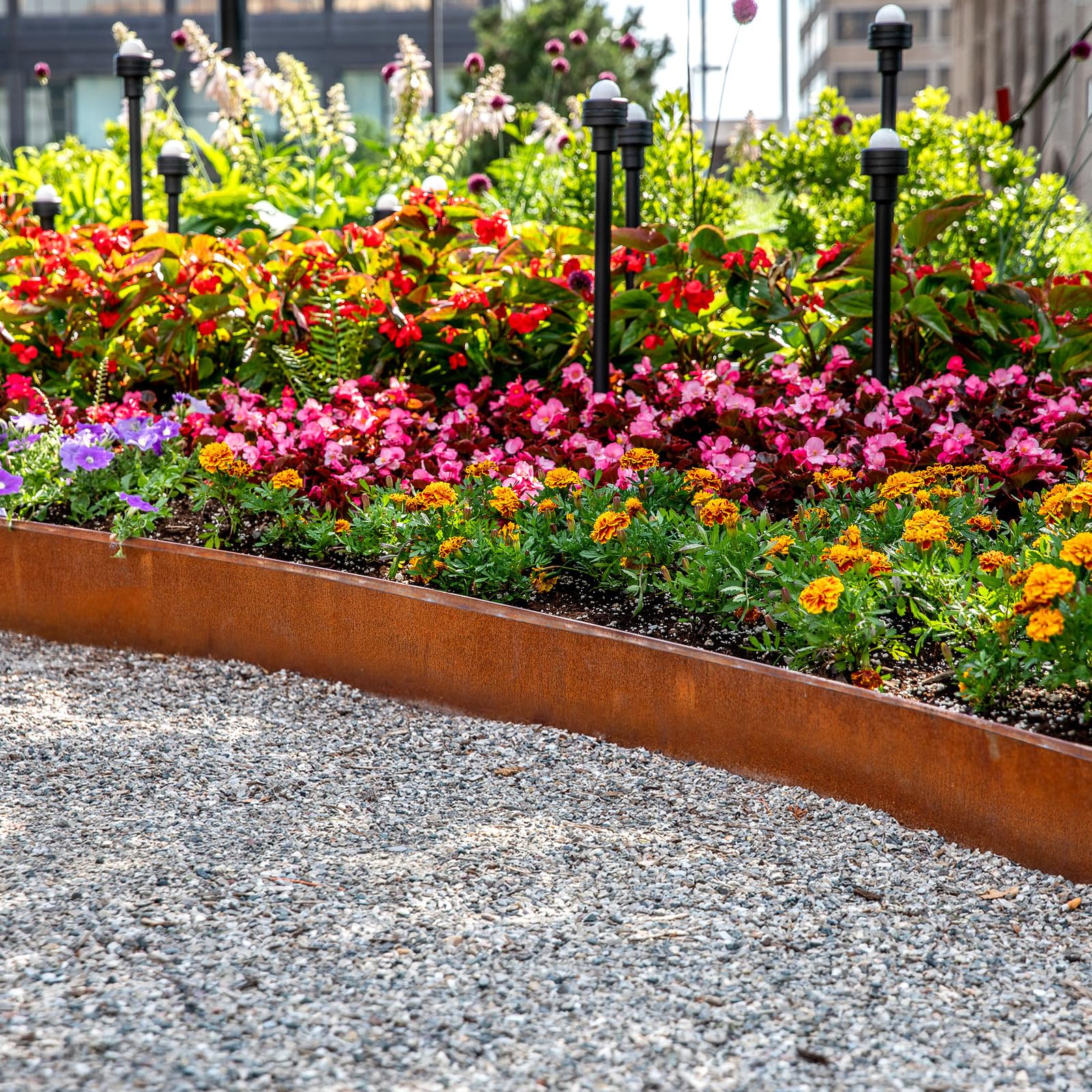 Meyoppm border system helps prevent soil and sand scattering.
