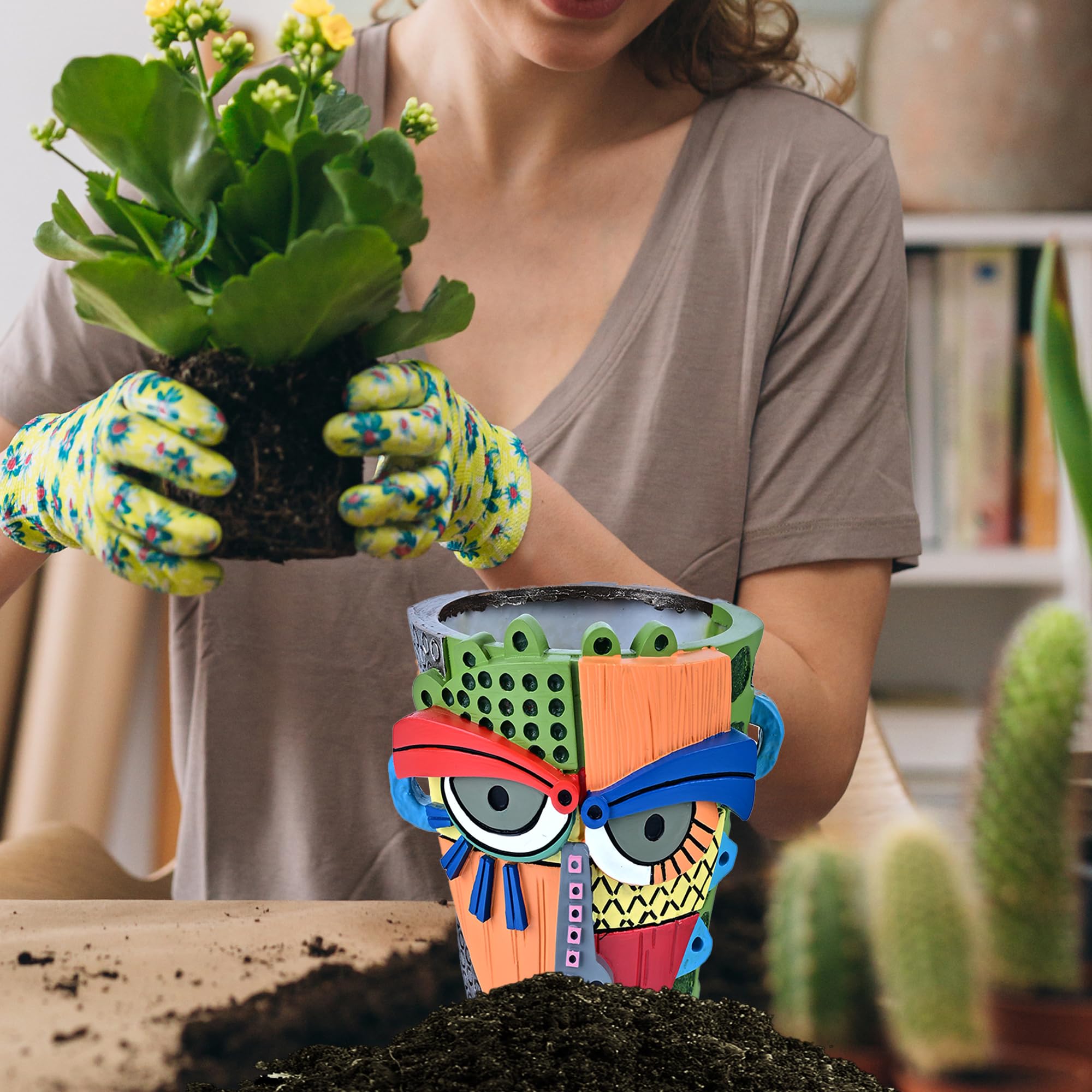 Midogaigai pot features drainage hole for healthy plant watering.