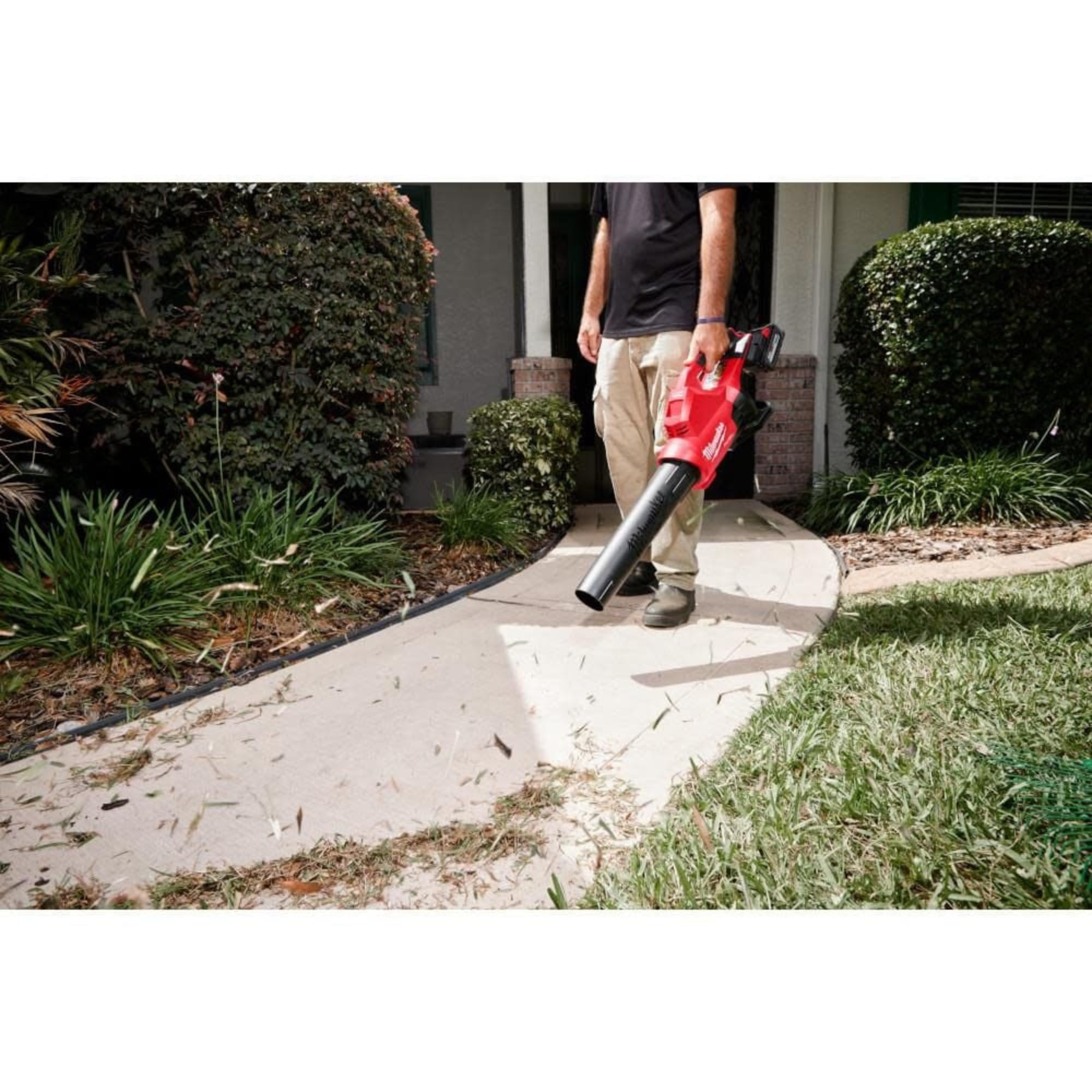 Milwaukee M18 Fuel Dual Battery Blower compact size facilitates easy storage and maneuverability.