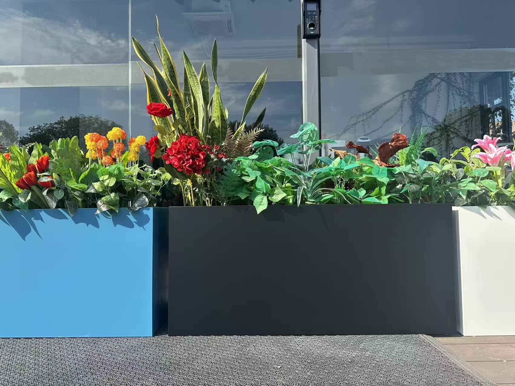 MinCHI257 planter box buckle design image; easy installation without screws.