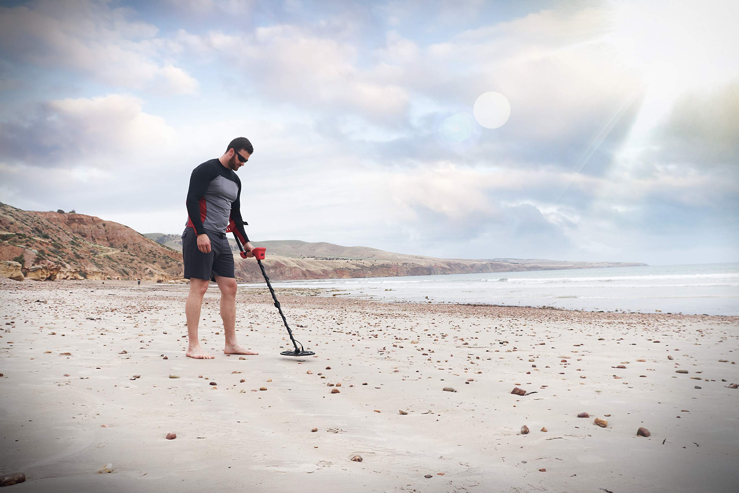 MINELAB Vanquish 440 ergonomic grip improves long-hunt comfort.