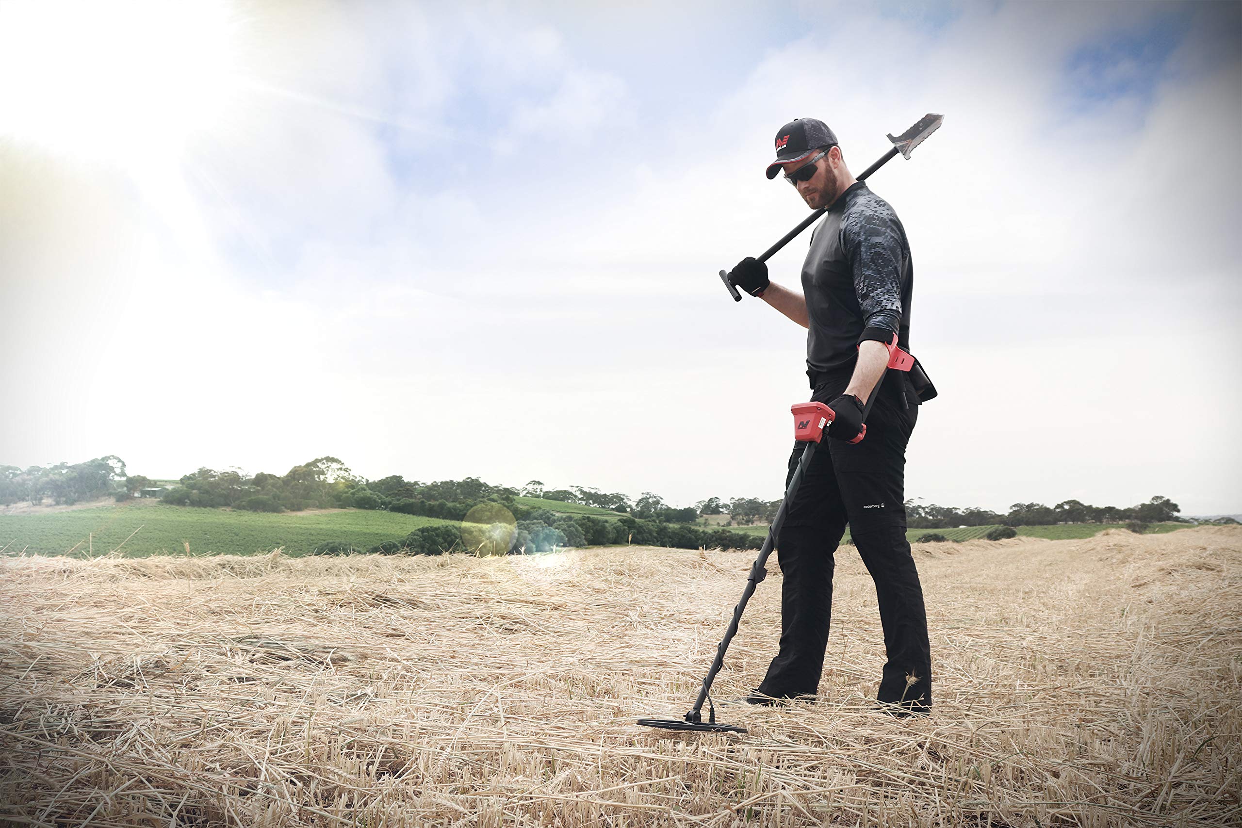MINELAB Vanquish 440 rain cover protects in wet conditions.