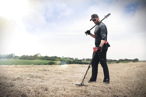MINELAB Vanquish 440 rain cover protects in wet conditions.