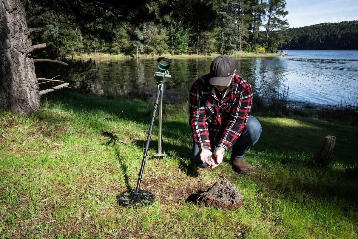 MINELAB X-Terra PRO compact 3-piece shafts simplify packing
