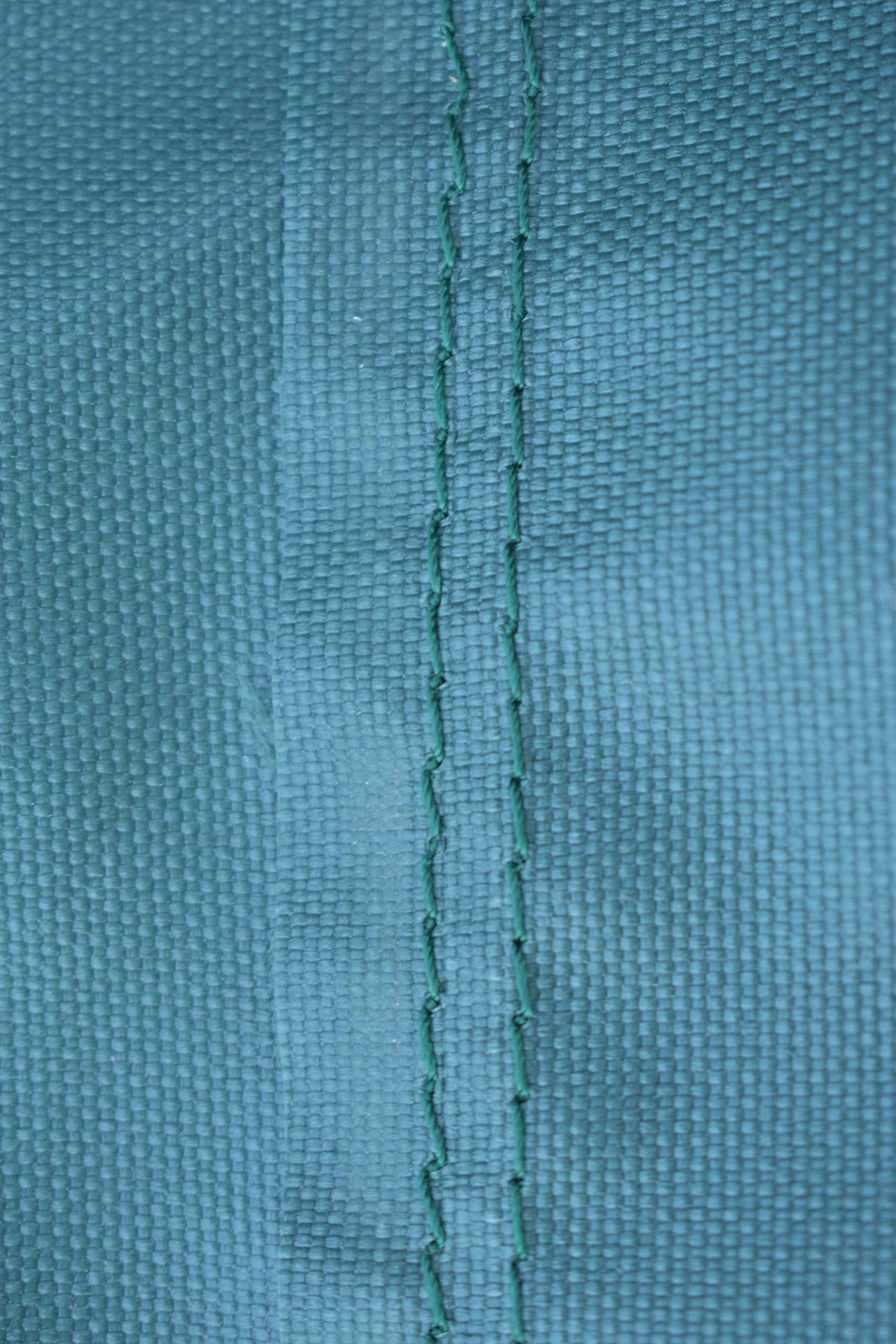 Mini Lustrous 600D Oxford fabric; weatherproof protection against rain and sun