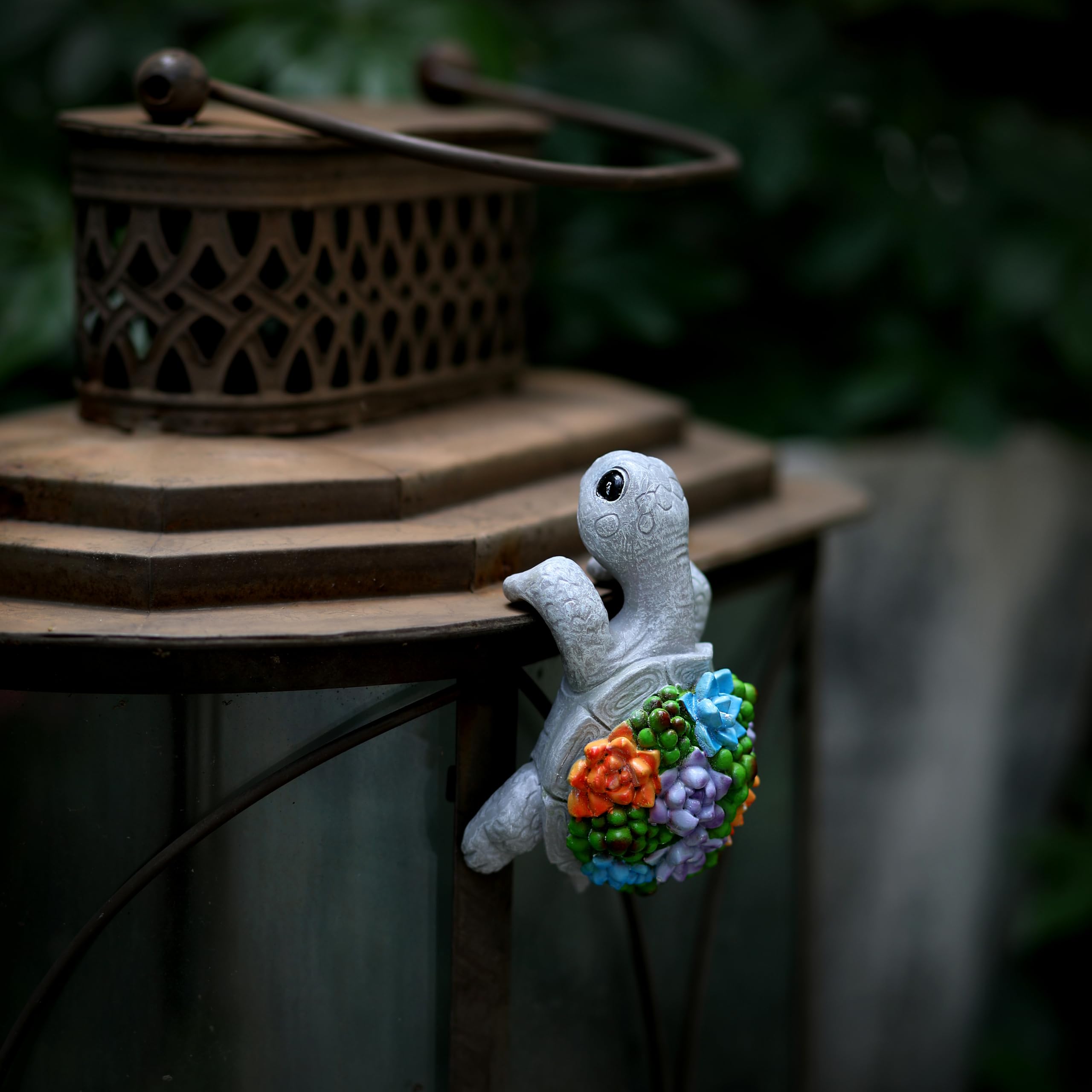 Mini Turtle Statue user-friendly plant pot hanger elevates planter displays with colorful retro-inspired details.
