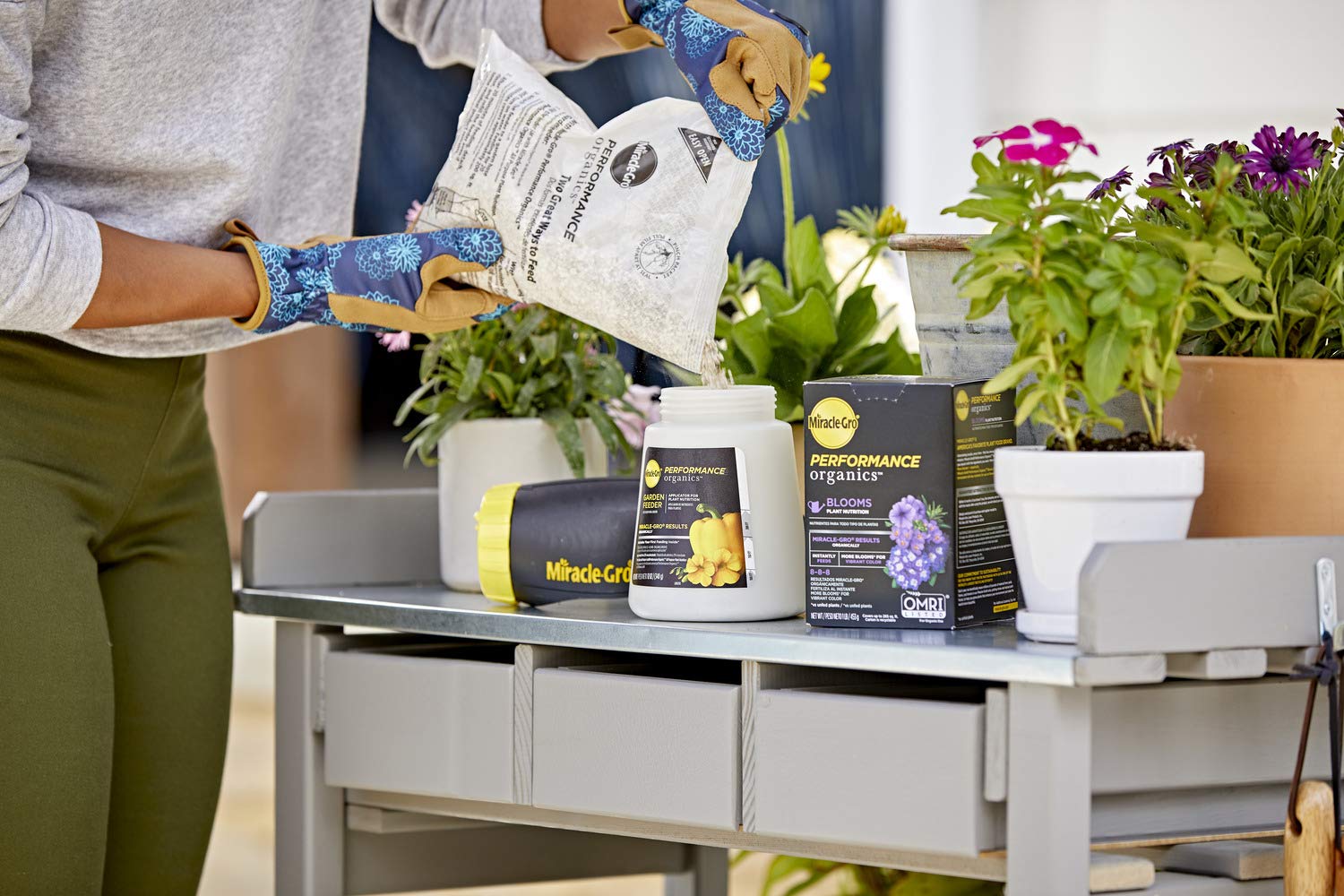 Miracle-Gro Blooms coverage up to 265 sq ft with garden feeder