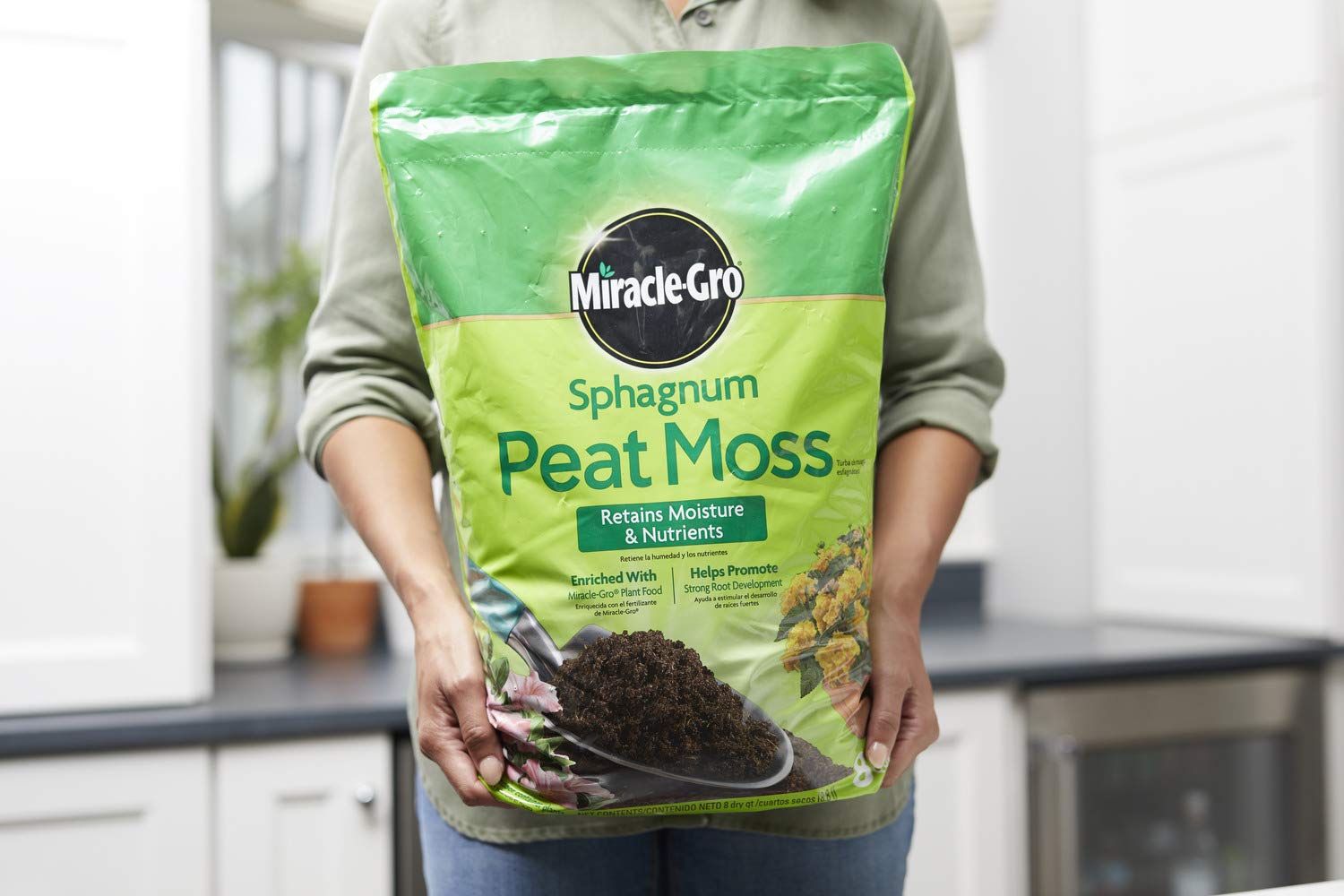 Miracle-Gro Sphagnum Peat Moss with plant food, ideal for quick, nutrient-rich potting mixes.