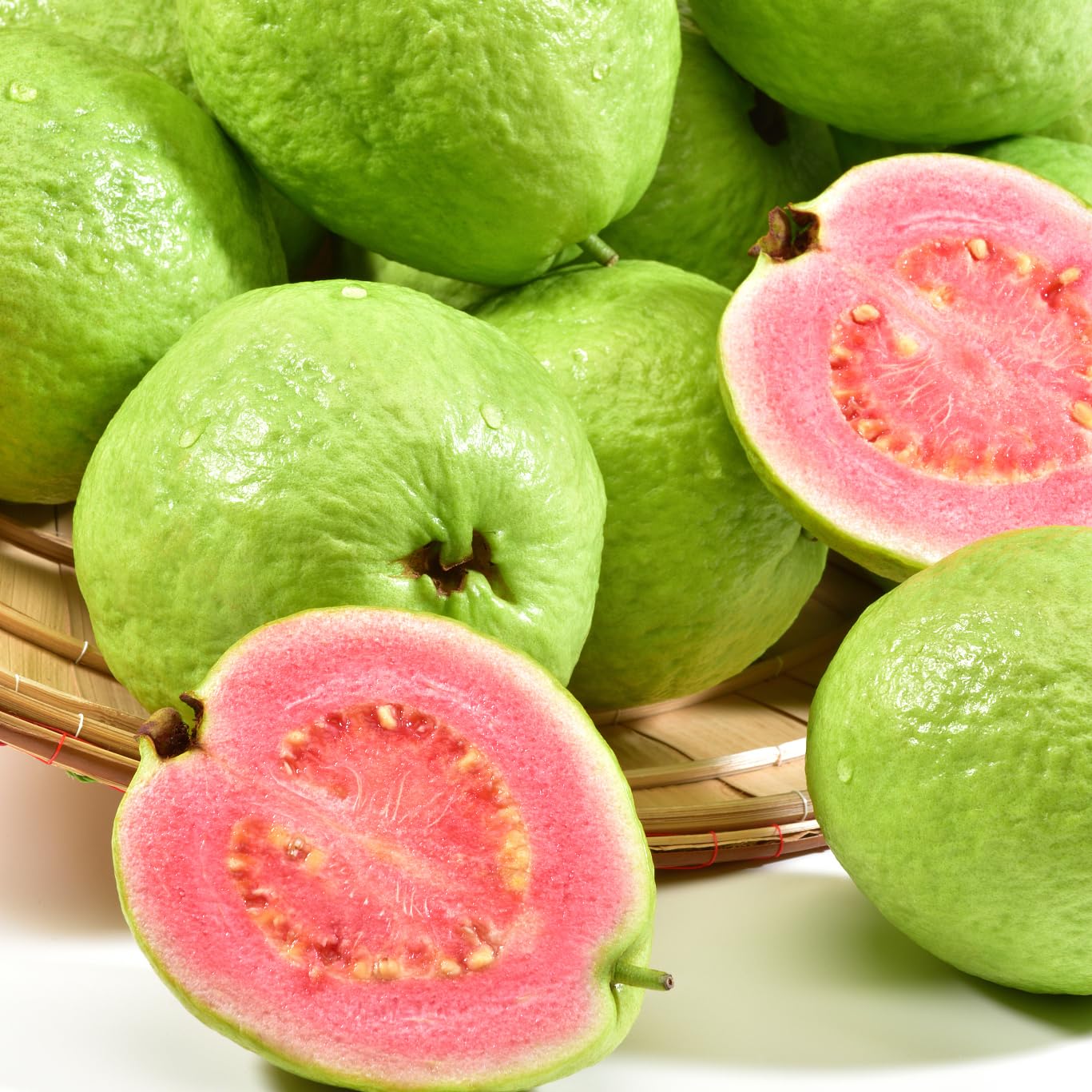 Mixrug guava fruits ideal for desserts and fresh fruit preparations.