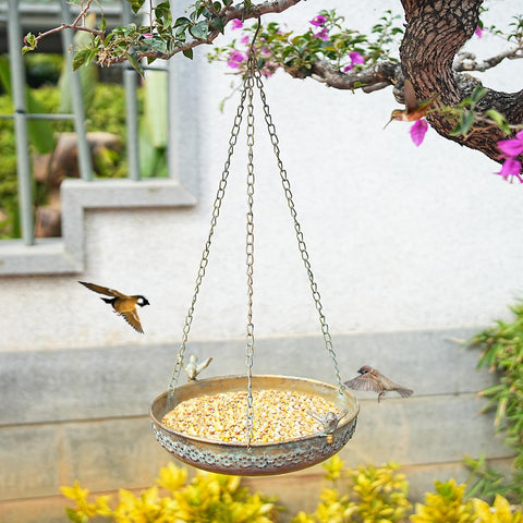 MNRYLKB cast-iron birds perch on the bowl, adding charm.