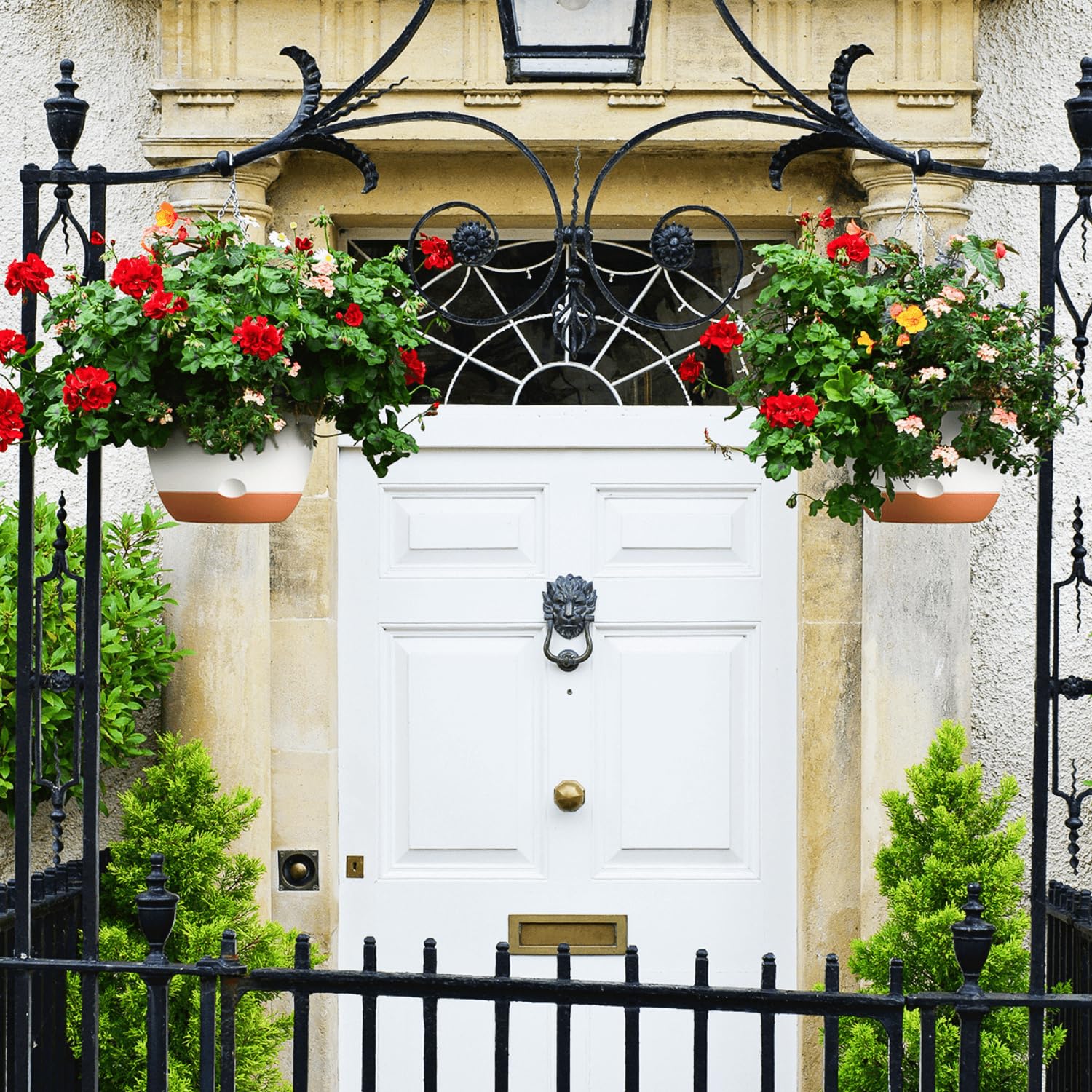 Montresor includes S-shaped hooks for quick and secure installation.