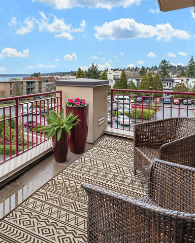 MontVoo flatweave rug lays flat without creases for a neat setup.