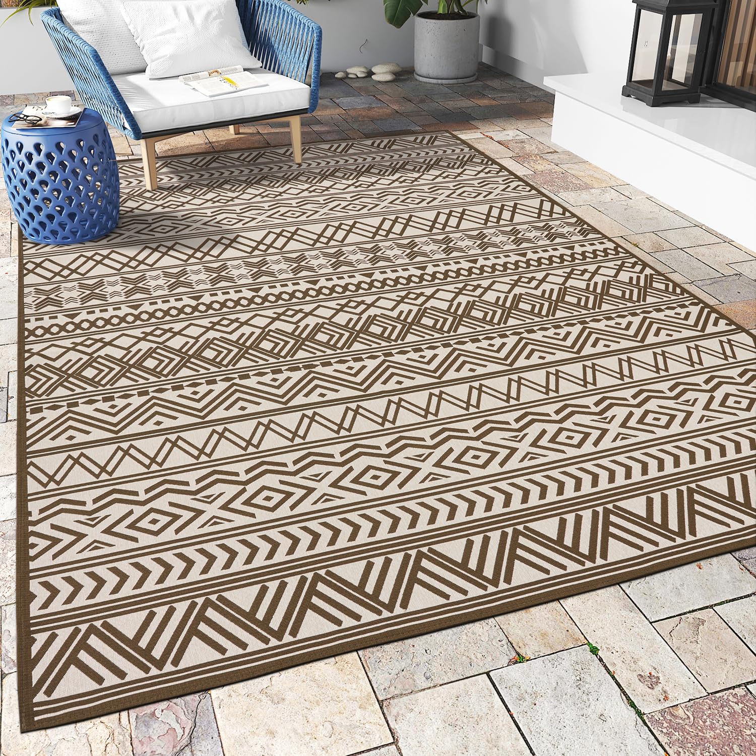 MontVoo outdoor rug 8x10 flatweave texture for patio seating and style.