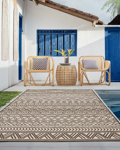 MontVoo stain-resistant, easy-clean outdoor rug for quick patio cleanup.