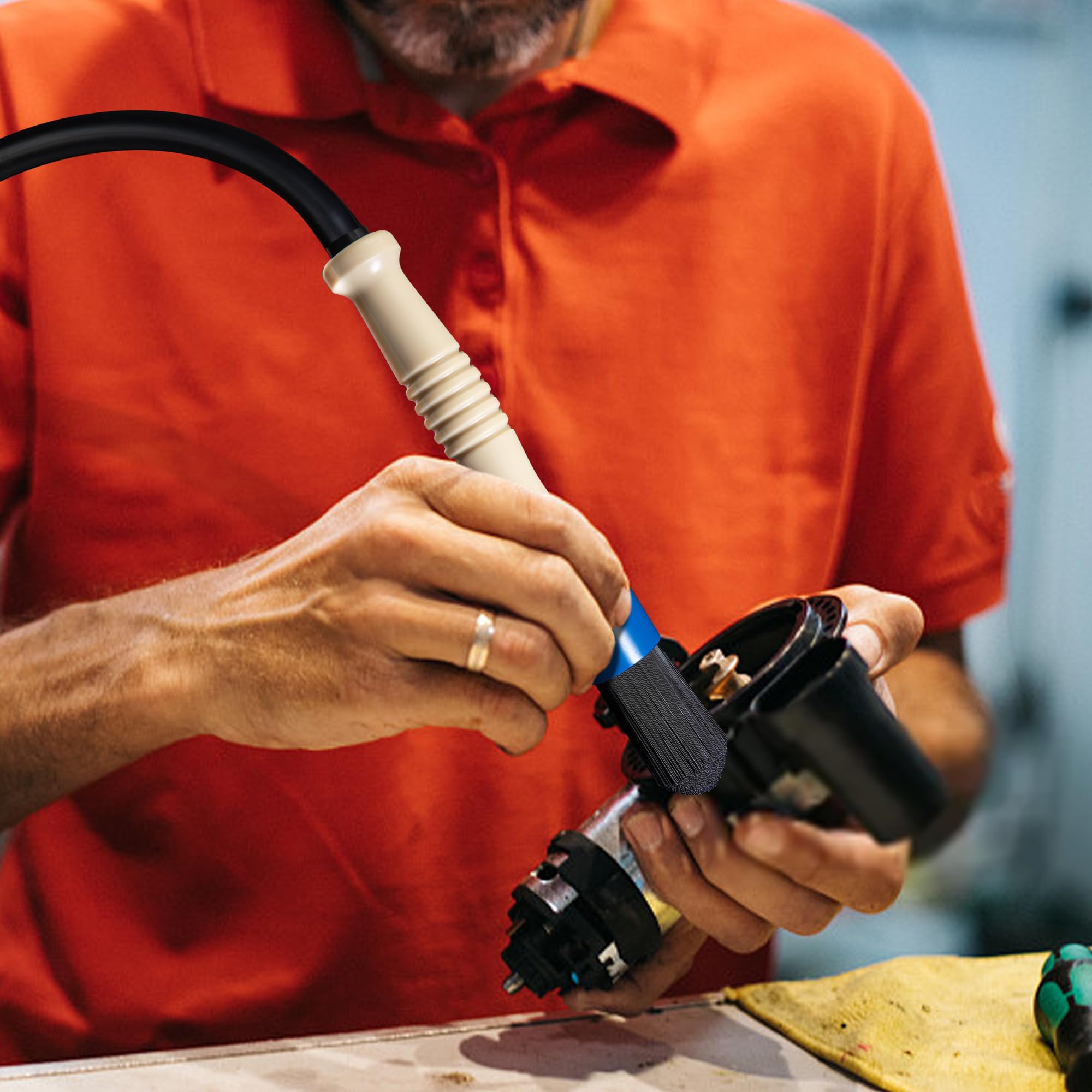 Moonoom flow-through design showcases direct solvent delivery to bristles.