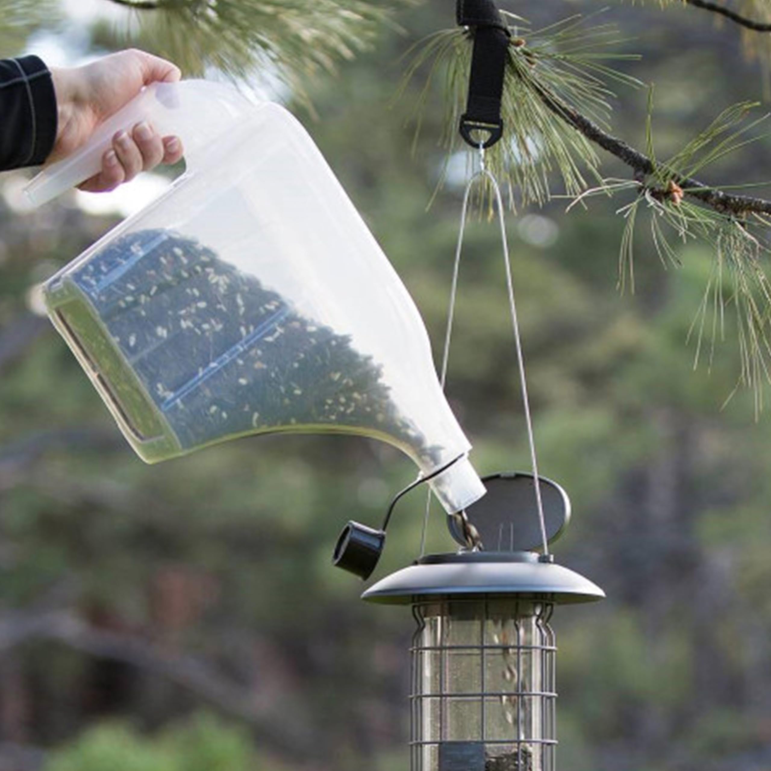 More Birds 3N1 Super Tote with sealed lid protects seed freshness.