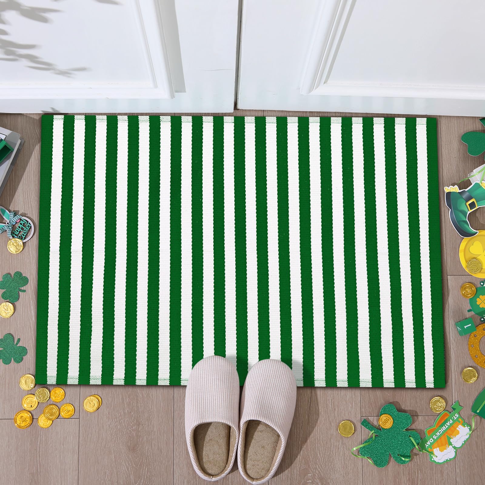 Moucuny stripe pattern pairs with seasonal mats for versatile looks.