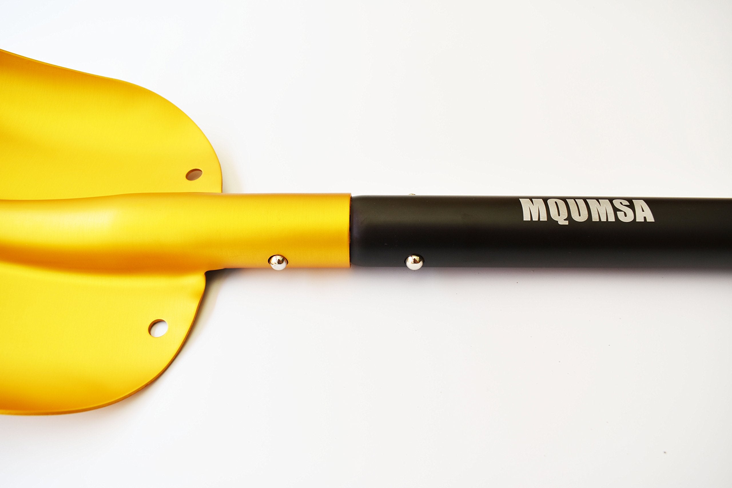 MQUMSA Kaminuo weighs about 1.4 pounds for light, car-ready use
