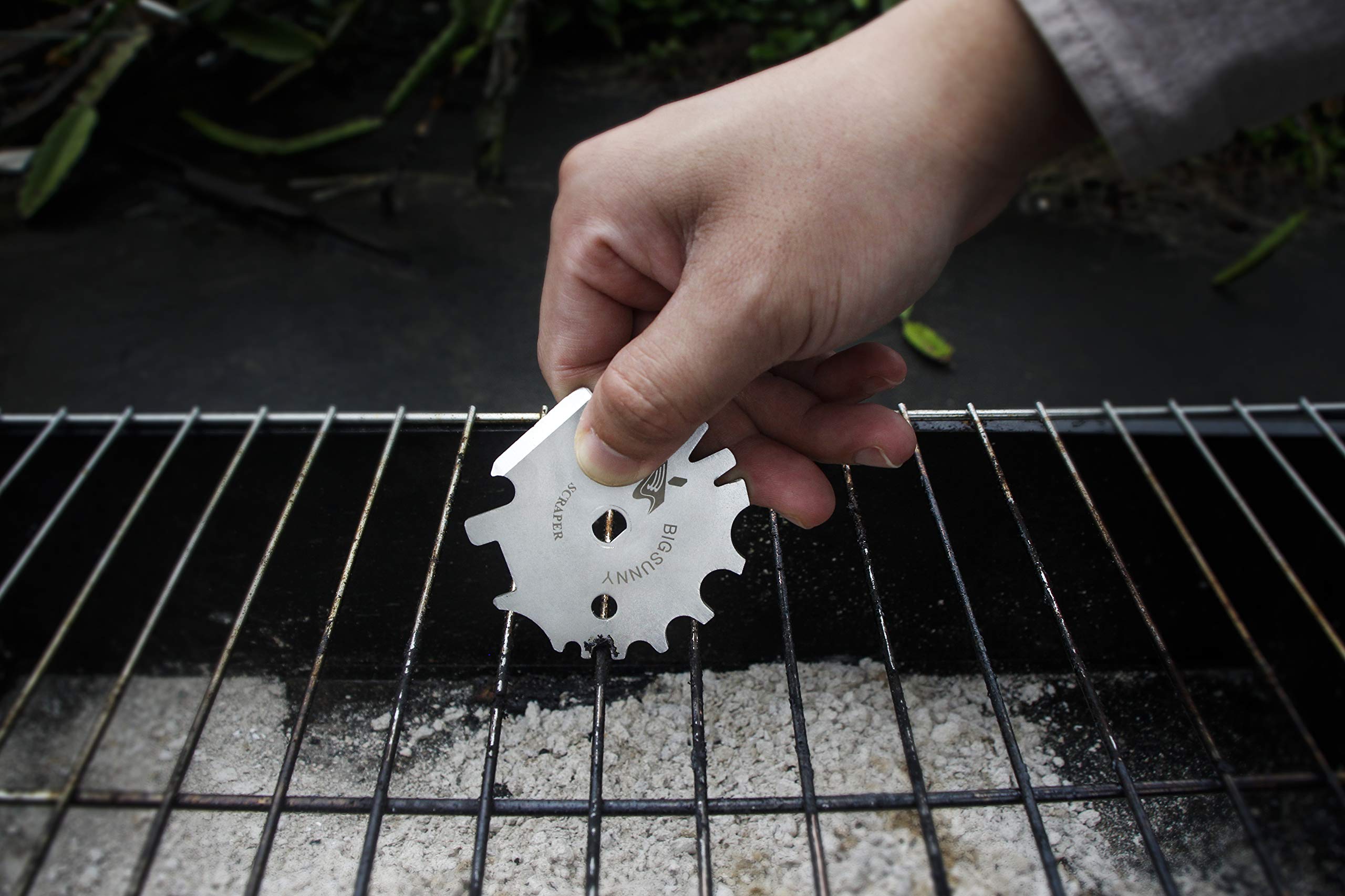 MSY BIGSUNNY Good Grip grill scraper features a long handle for safe, comfortable grilling cleanups.