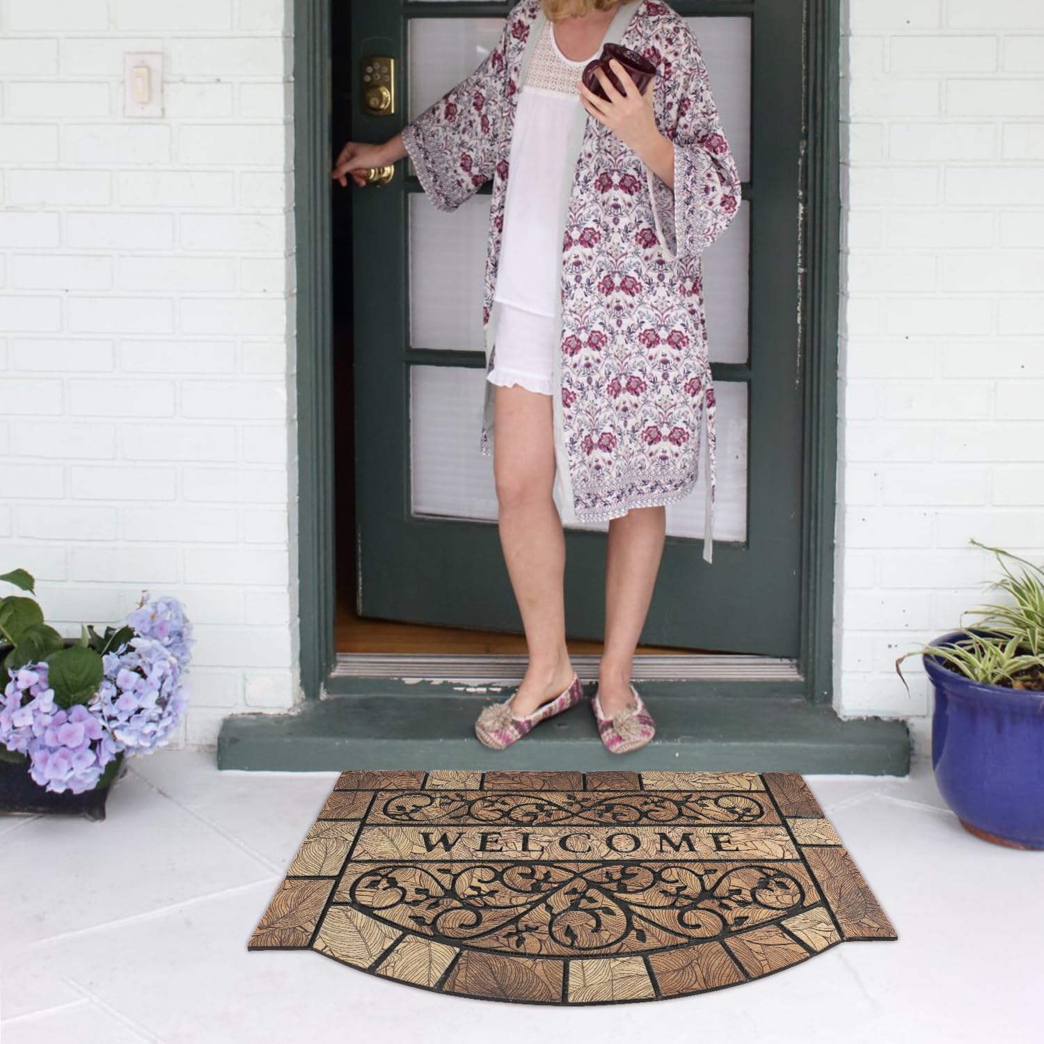 MTOUOCK non-slip backing keeps the mat in place during high traffic.