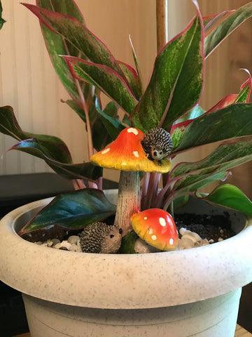 muamax outdoor-ready resin mushroom figurine with whimsical appeal.
