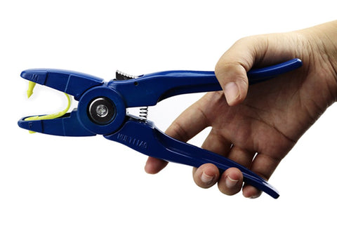 Automatic lock feature highlighted on the Muduoban ear tag applicator.