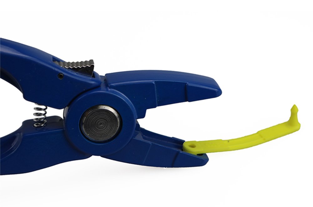 Clip insertion demonstration with Muduoban ear tag system for secure tagging.
