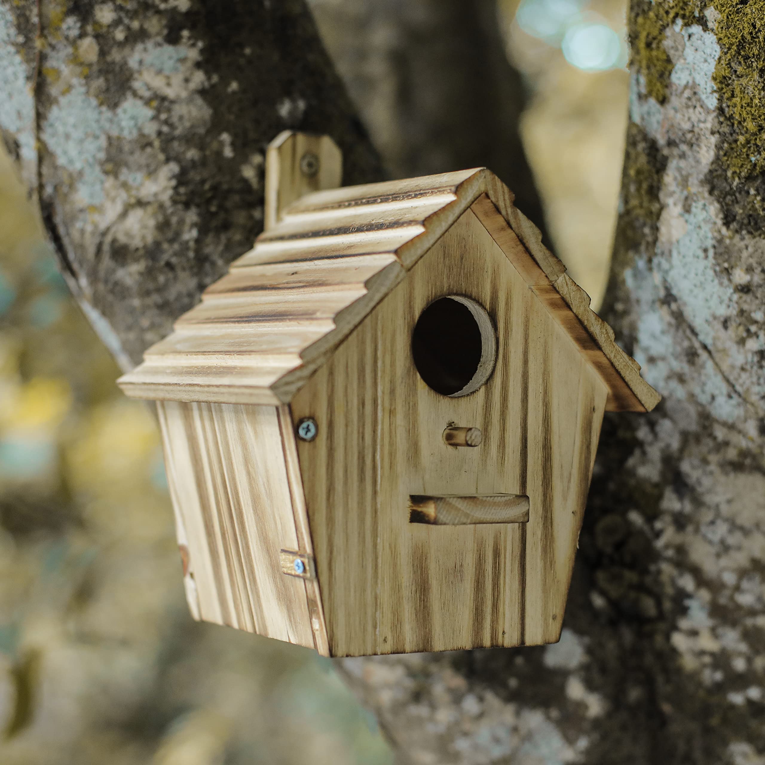 NATUREYLWL versatile mounting: hang or mount on a pole for flexible placement in your garden.