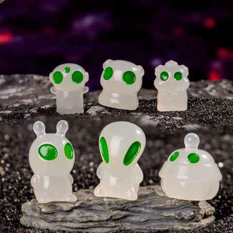Nerfcareani green alien figurine is a 1.2 cm scale for DIY crafts.