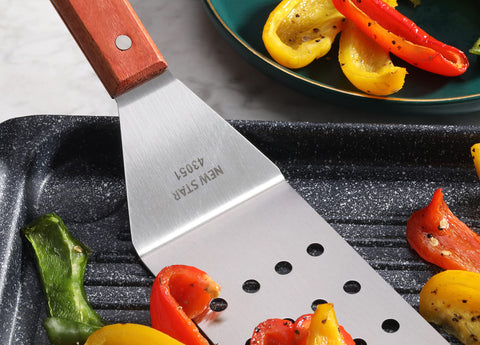 New Star 43051 ergonomic wood-handle spatula for comfortable grip