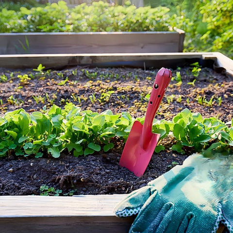 Newflager packaging shows five garden hand shovels ready for gifting.