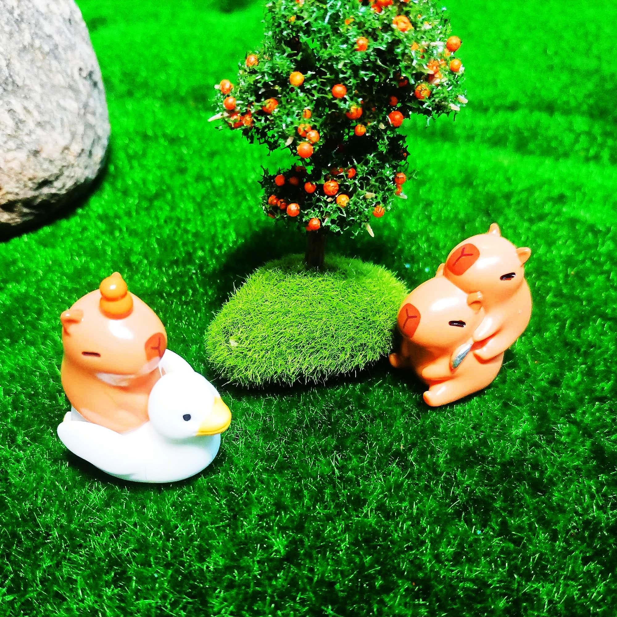 Niberda resin capybara material highlighting sturdy, waterproof construction.